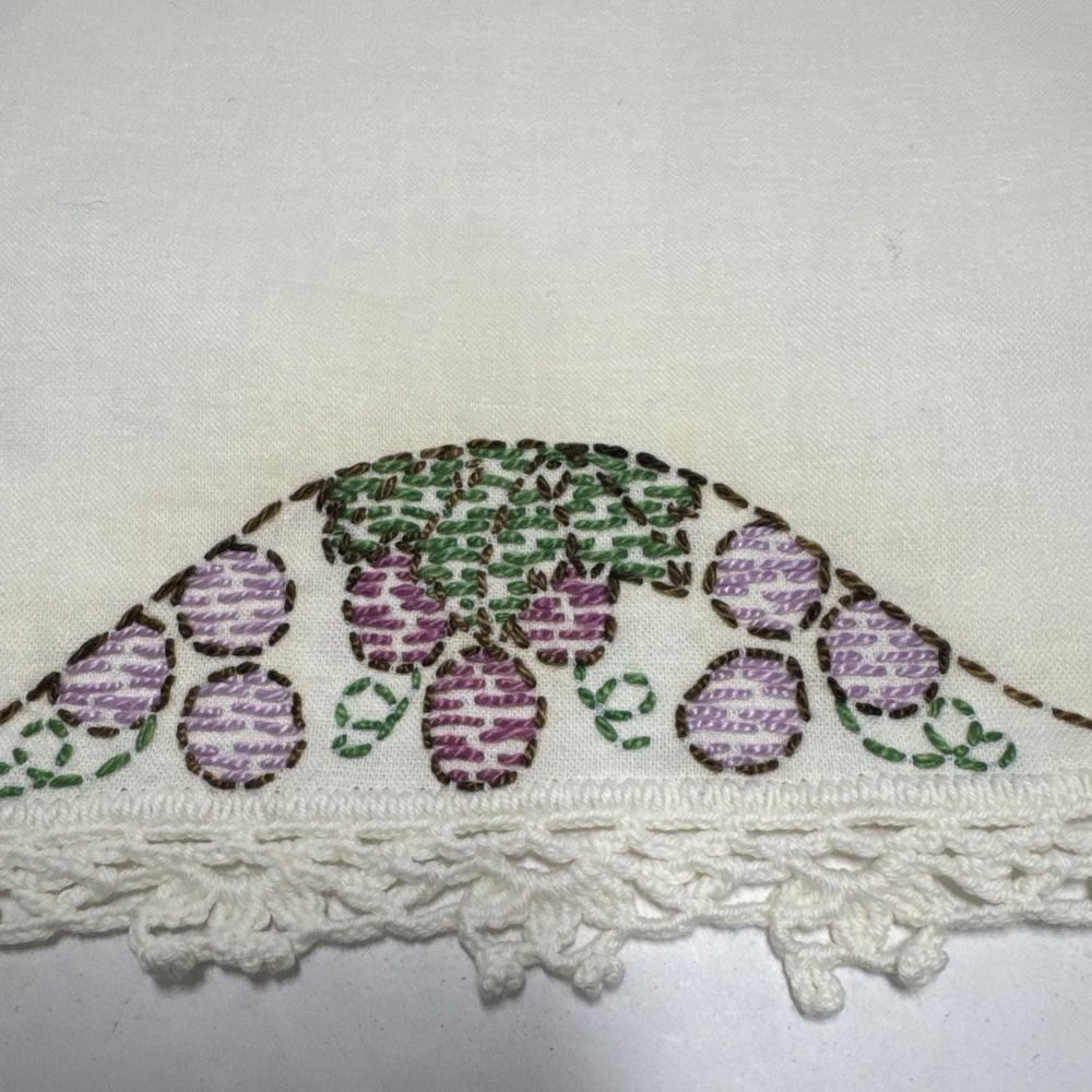 Vintage‎ Hand Embroidered Grape Linen Placemats Crochet Lace Trim Set of 4 White